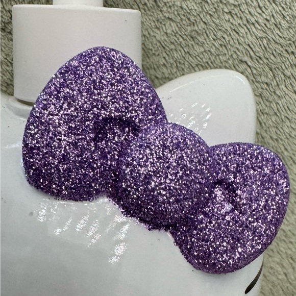 HELLO KITTY LOTION/SOAP DISPENSER W/ PURPLE GLITTER BOW AND OUTFIT NEW - Picture 2 of 7